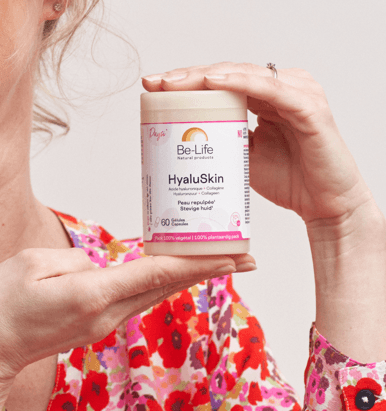 HyaluSkin est composé, entre autres, d'acide hyaluronique et de collagène marin de type 1. Ces éléments naturels constitutifs de la peau jouent un rôle essentiel pour maintenir l'hydratation et l'élasticité cutanée. Ce produit de santé convient pour les premières rides et ridules. Pour les peaux matures, choisissez HyaluSkin Plus. Une combinaison innovante, 100 % naturelle, pour repulper les peaux exigeantes.
