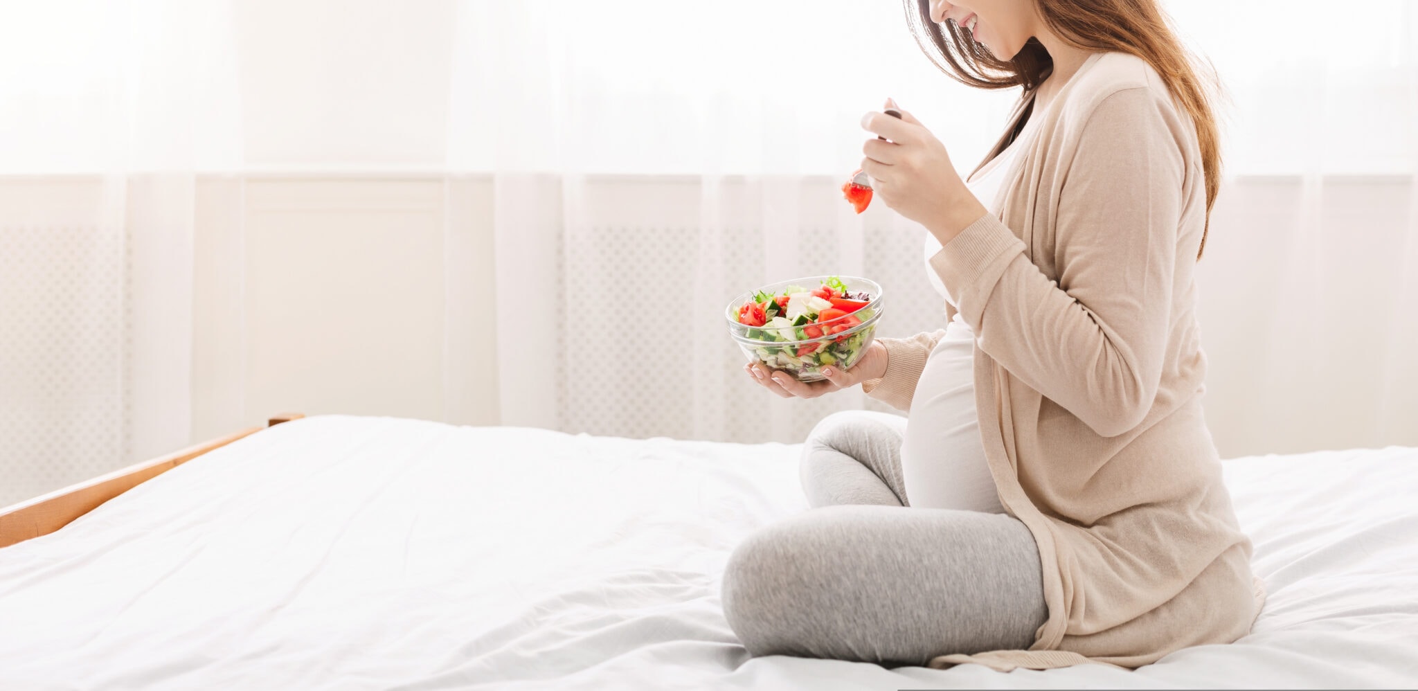 Organic,Nutrition.,Pregnant,Woman,Enjoying,Natural,Vegetable,Salad,In,Bed,