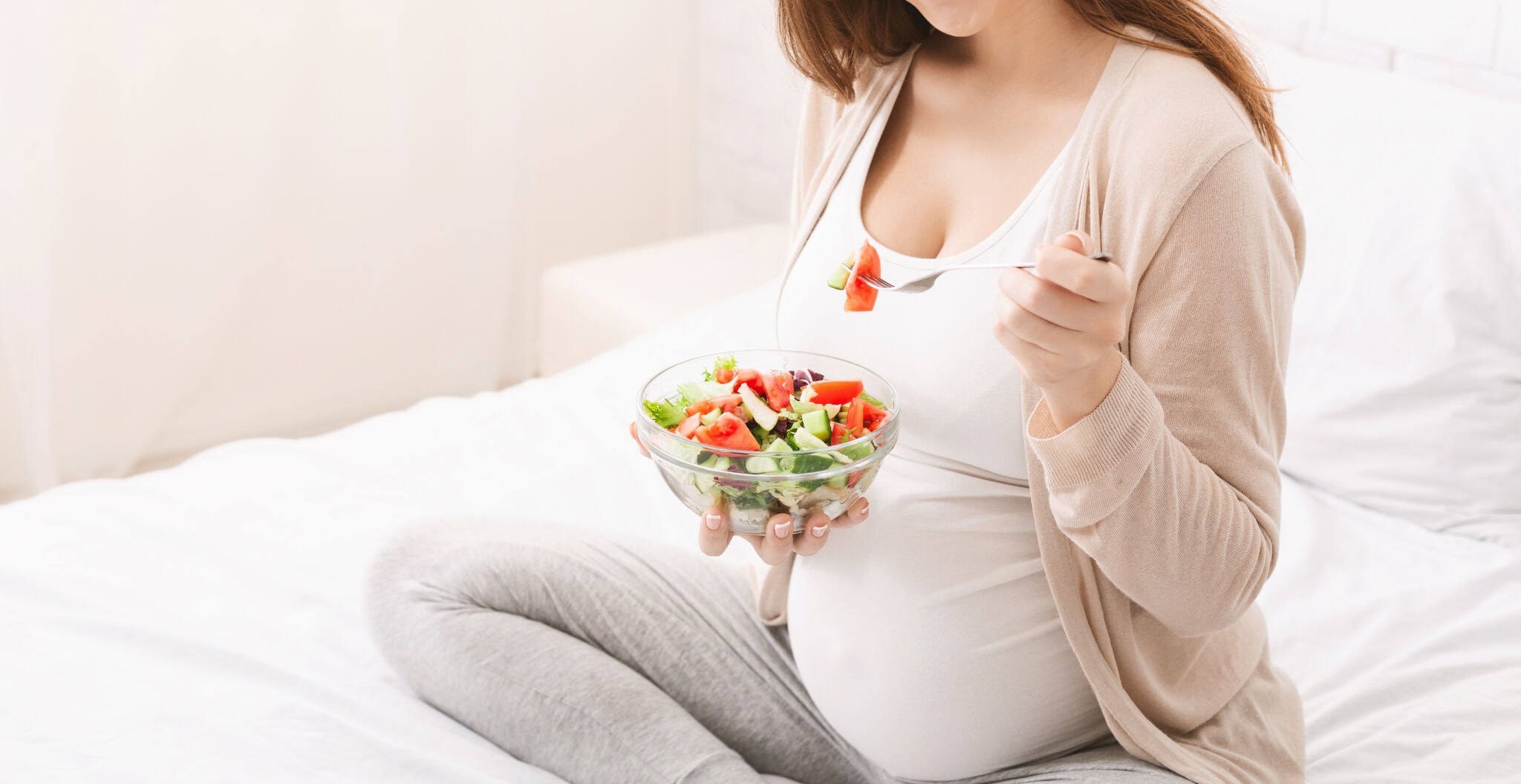Pregnancy,And,Health,Care.,Pregnant,Woman,Eating,Salad,With,Fresh