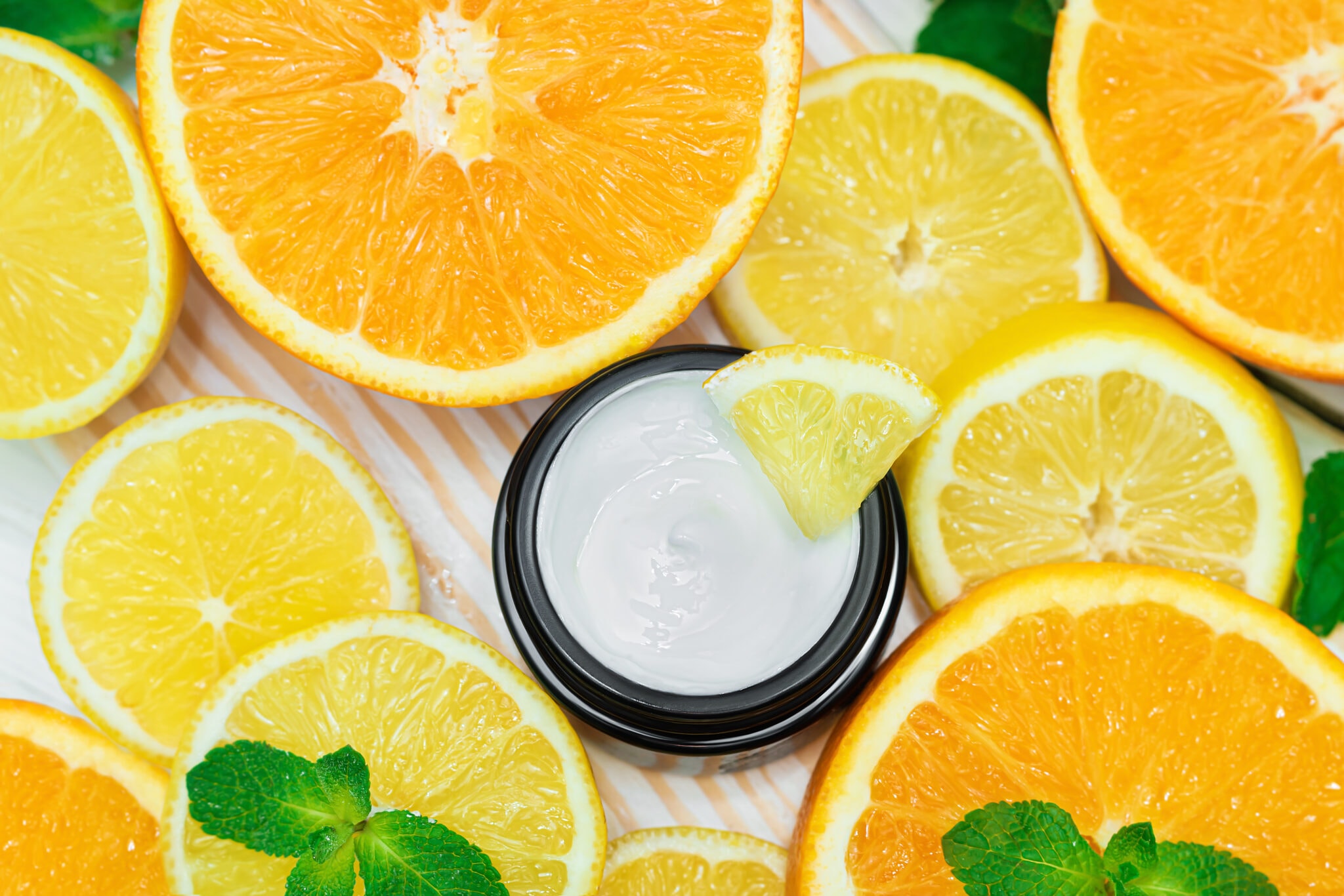 La vitamine C en soutien à la production de collagène Les suppléments à base de collagène fournissent directement des peptides de collagène, qui sont rapidement absorbés par le corps. L’ajout de vitamine C à ces suppléments est particulièrement intéressant, car cette vitamine joue un rôle clé pour contribuer à la production de collagène. Les crèmes cosmétiques peuvent elles aussi associer ces deux ingrédients mais le collagène pénètre moins en profondeur dans la peau en raison de la taille des molécules.