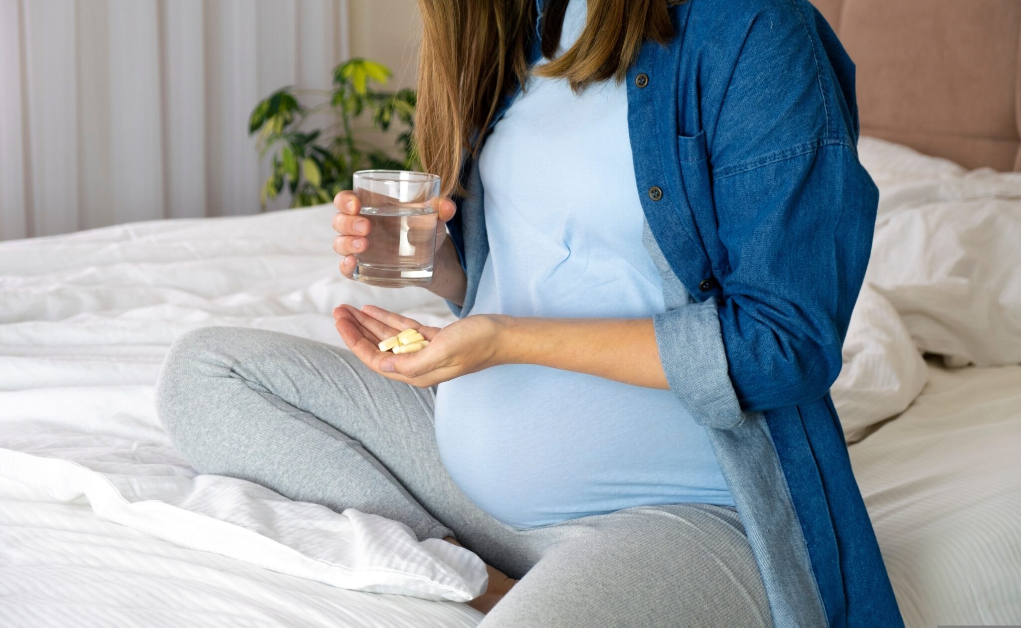 Pregnant,Woman,Hold,Pills,And,Glass,Of,Water.,Health,Care