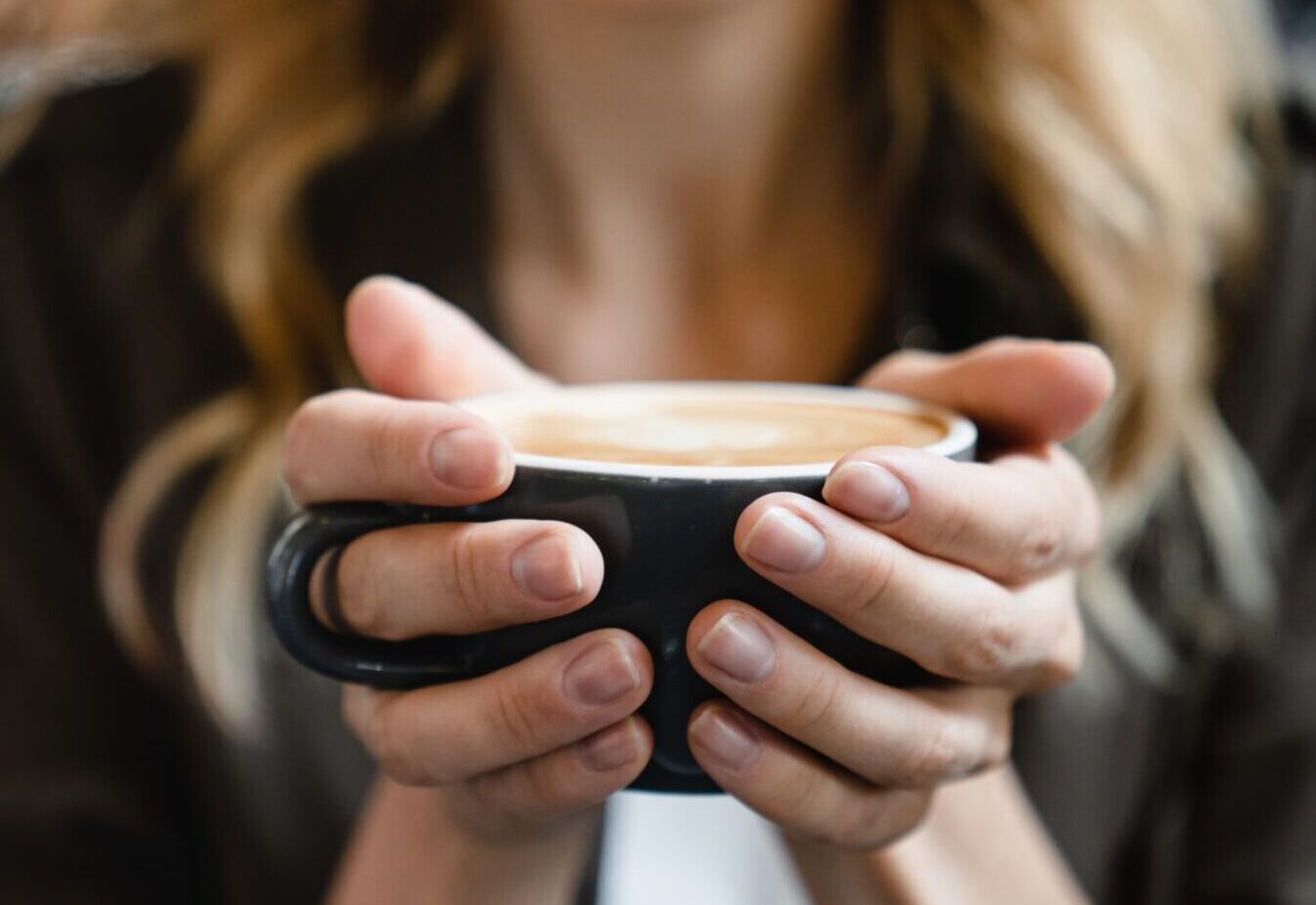 Focused,Shot.,Young,Caucasian,Beautiful,Woman,Holding,Cup,Mug,Of